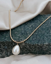 Daphne Pearl Pendant Necklace || 16"